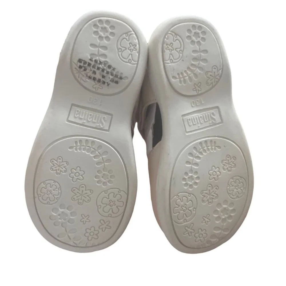 Baby shoes with patent leather flowers
